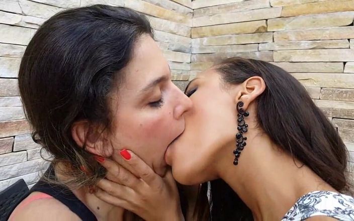 FetishKing: Heiße küsse lesbische sexy mädchen