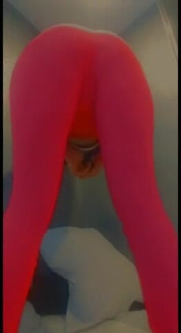 Lolafuccbunny: Lolafuccbunny taquine dans un legging rose sexy