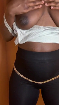 Sexy afrikanisches ebenholz mit schokoladenhaut stehend ficken