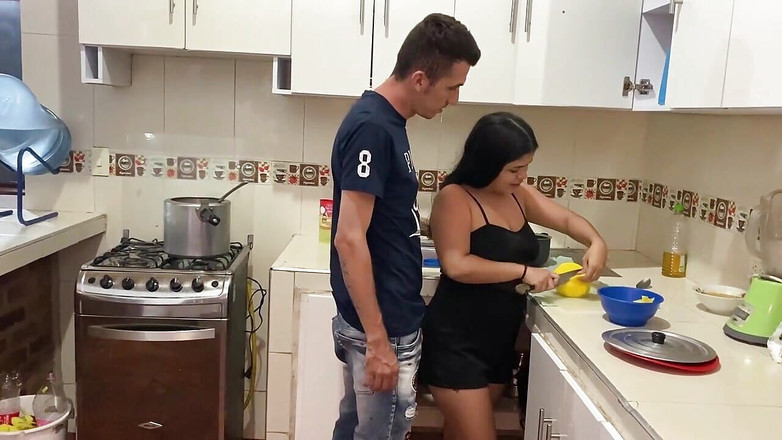 SAMANTA: Üvey annem oturma odasındayken üvey babamı mutfakta sikiyorum