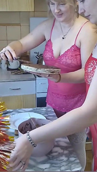 Preparo um café da manhã nua e doce com minha amiga voluptuosa.