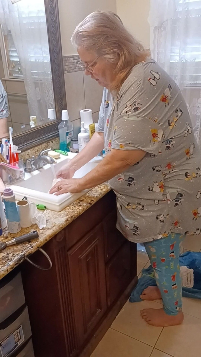 BBW nurse Vicki adventures with friends: Müşterim için beyaz nine külotumu yıkıyorum!