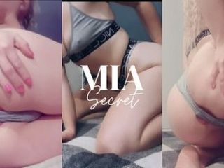 Mia Secret: Entraînement anal ! J&#039;adore m&#039;étirer le cul pour toi