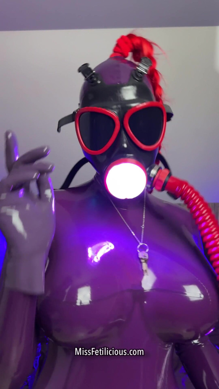 Miss_Fetilicious: Happy Gas Mask Monday!