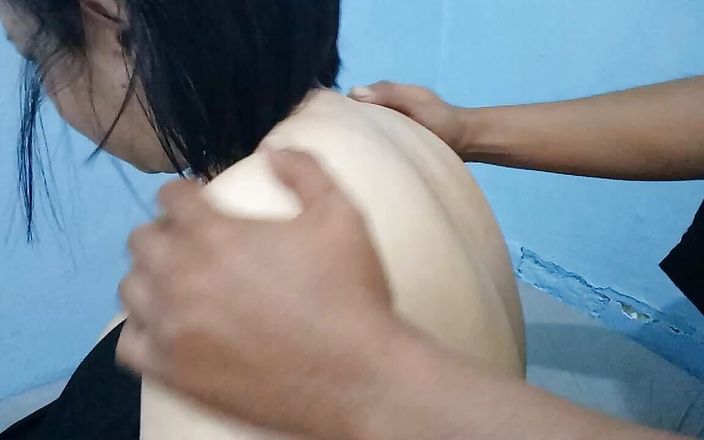 Angelina Pop: Massagem nas costas com marido