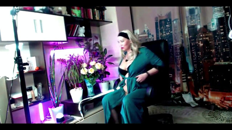 AimeeParadise: L'affascinante moglie troia russa Aimee: sola con un dildo nella...