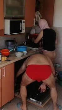 Pasangan berseronok di dapur. Isteri seksi melakukan Chores di rumah berbogel