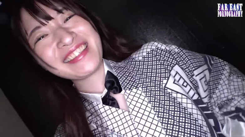 Far East pornography: Marca umedă Wander în timp ce părăsește un traseu obraznic de...