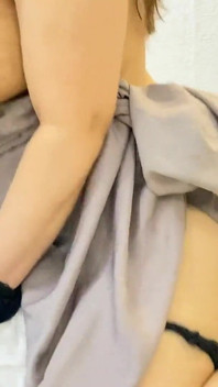 欲火中烧的出轨人妻一边骑乘男友的大鸡巴并弹跳她的大奶子，一边拍摄性爱视频，供老公观看
