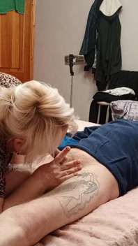 Moje tchyně mi přerušila ruční práci, dala mi hluboké kouření a spolkla mé sperma