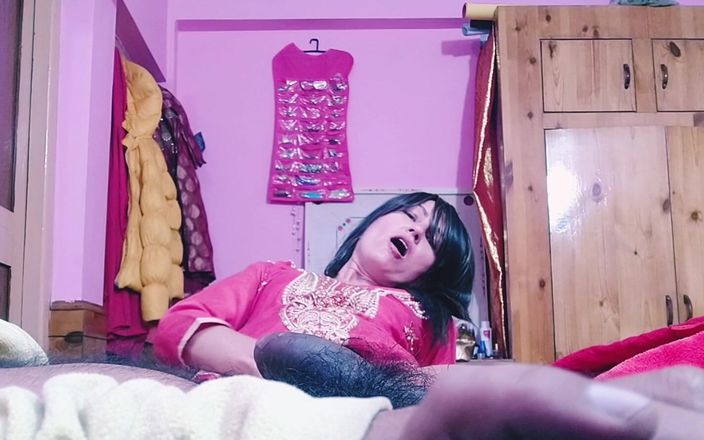 Bolly Karma: 그녀의 관능적인 털이 무성한 보지 핑거링 테라피를 즐긴다