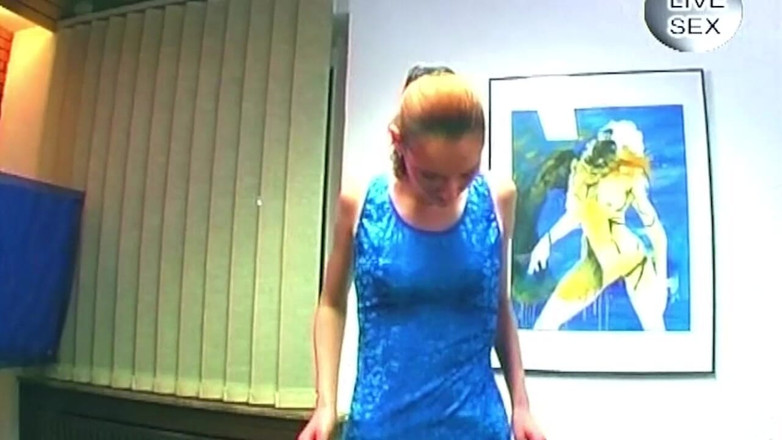 My German Amateurs: 黑发女郎用玻璃玩具张开毛茸茸的阴户