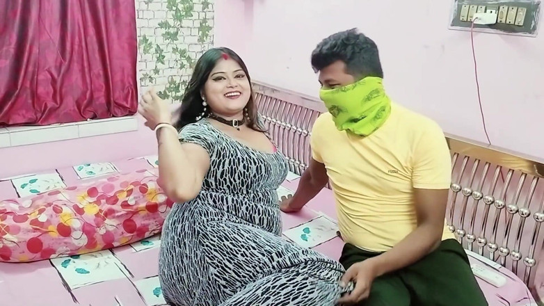 Horny Rose: 印度 bhabi 被贷款回收家伙性交！