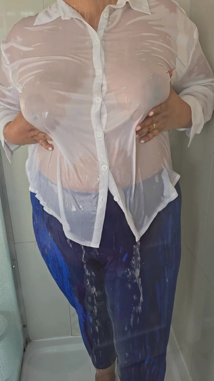 Slutty Ms B: Blouse blanche en satin sous la douche