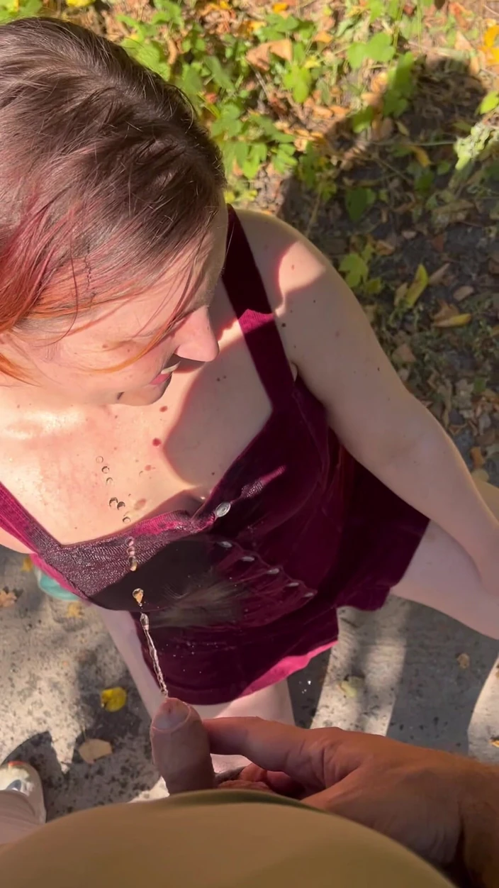 Elena917: Pisse sur la route et attrapée par la voiture suivante