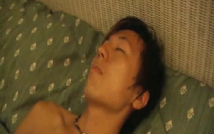 Japan boys: Милый гей Рю трахает пальцами задницу, пока дрочит