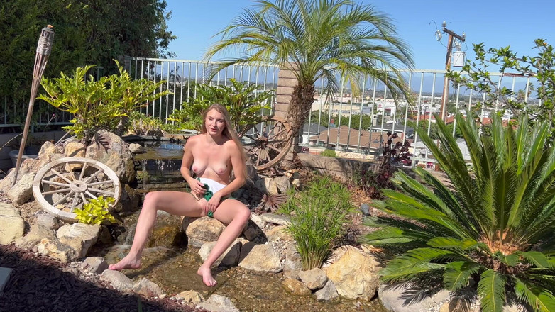 Erotic Art: Larena poseert naakt in de zon