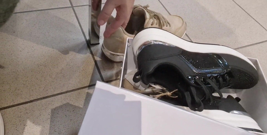 Nicoletta Embassi: Прозорі ноги і нові кросівки