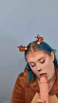 Nyepong dildo ukuran XL dengan kostum reindeer - solo girl