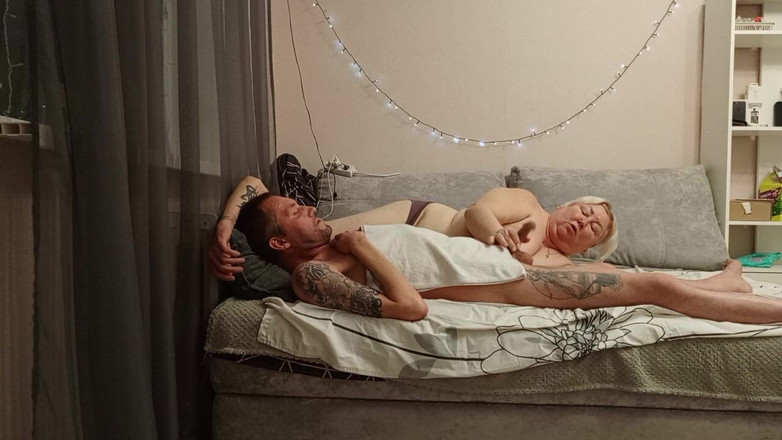 Zona901: Le voisin taille une pipe profonde et avale du sperme