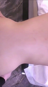 Čisté kouzlo. Černovlasá kráska si to udržuje přirozené, štíhlé tělo se setkává s odvážným a intimním okamžikem
