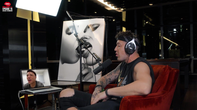 Pillow Talk: Chase Demoor พูดถึงการบาดเจ็บของเขาบนเตียงและบนสนาม!