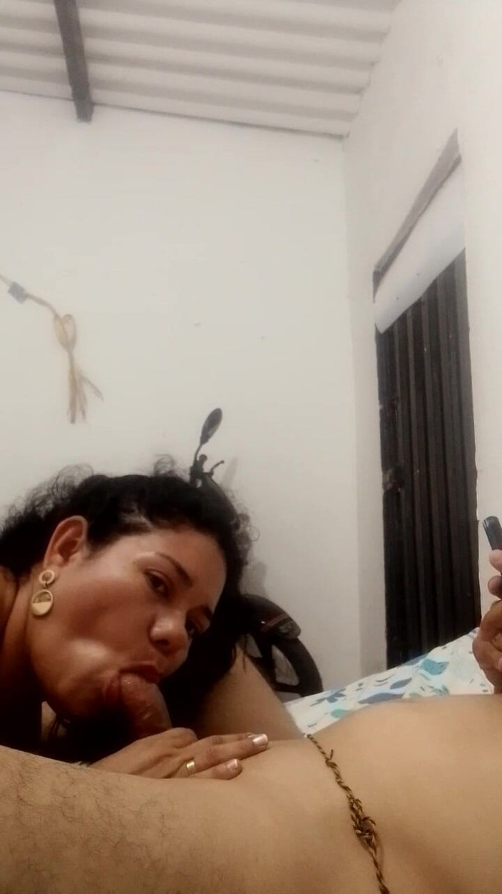 Valkyrieandluigy: Härlig flickvän suger utsökt