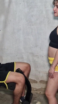 Kişisel antrenör spor salonunda üvey erkek kardeşlerini sikiyor