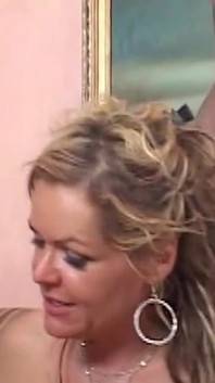 Blond milf tar bbc djupt och sväljer belastning