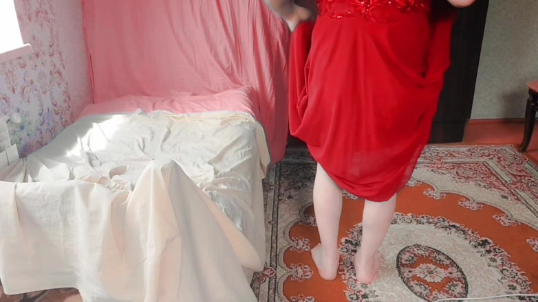 Kitty_Cross: Urocza maminsynek wiruje w błyszczącej sukience w stylu księżniczki