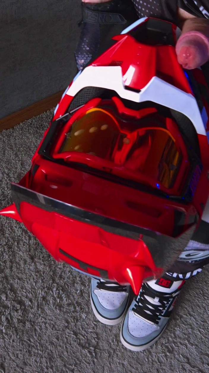 Sneakersmax98: Muncrat di helm sementara tidak ada yang melihat.