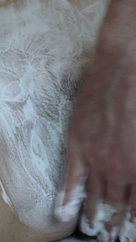 Zeer close-up van poesje scheren met trimmer en scheermes!