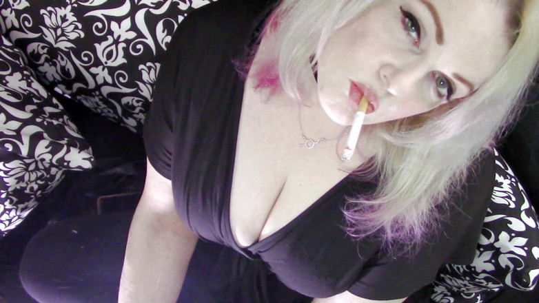 Smoke Temptress Annie Vox - Smoking Fetish: Atârnând o roșcată într-o rochie neagră