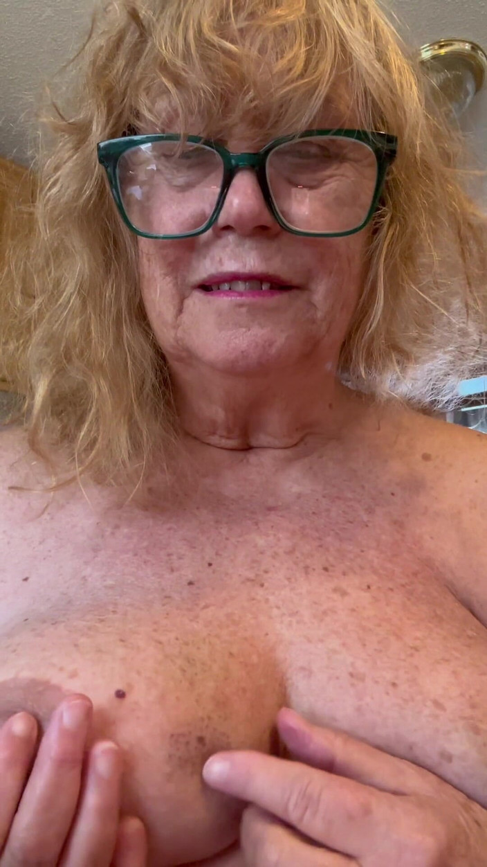 Big Ass 4 U: Hur fick din slampa hickies på hennes bröst