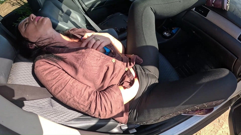 MilfyCalla: Niechlujne obciąganie i wielkie cycki dokuczanie - Cameltoe, jęki i mokre...