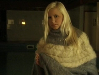 Flash Model Amateurs: Fabelhafte blonde schönheit zieht sich am pool aus