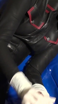 Latexová Danielle v latexové masce mu masíruje hračku