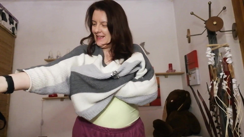 Nicoletta Embassi: Axilas sudorosas en video de costum