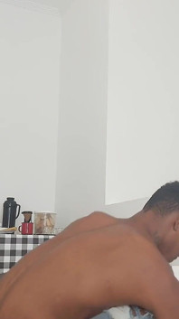 Un bricoleur à grosse bite noire baise son trou du cul de MILF