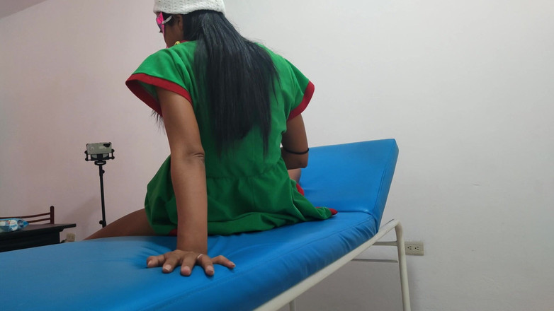 NEGRITA SEXY: Brunetka przyrodnia siostra przebrała się w seksowny kostium elfa i...