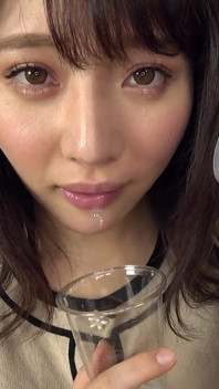 Mai Imai plní sklenici kapajícími slinami v POV, zatímco vám ukazuje svůj jazyk