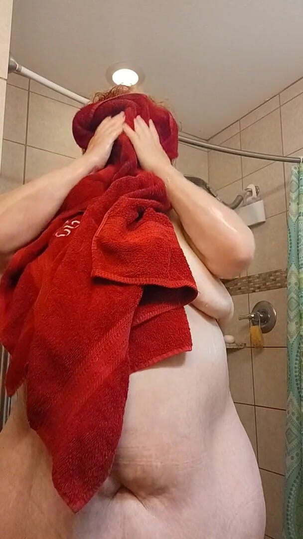 BBW nurse Vicki adventures with friends: Celá zpocená sestřička Vicki potřebuje sprchu