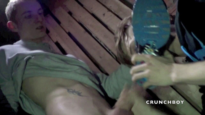 Raw French Bad boys: 两个坏蛋在地下室用运动鞋嗅闻