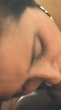 लैटिना milf(चोदने लायक मम्मी) मतलबी लंड चूसती है