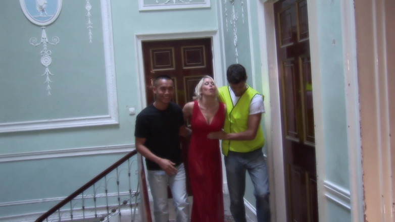Hefburg: Istri pelacur anal!