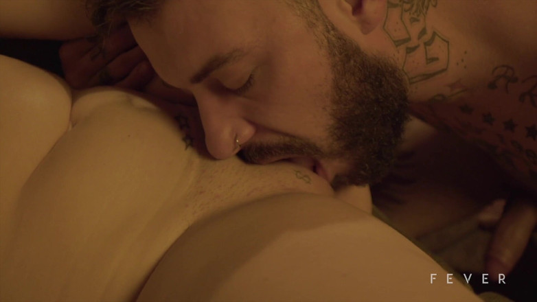 Fever Films: 18 yaşındaki büyük götlü kız arkadaşını baştan çıkarıyor ve sert sikişiyor