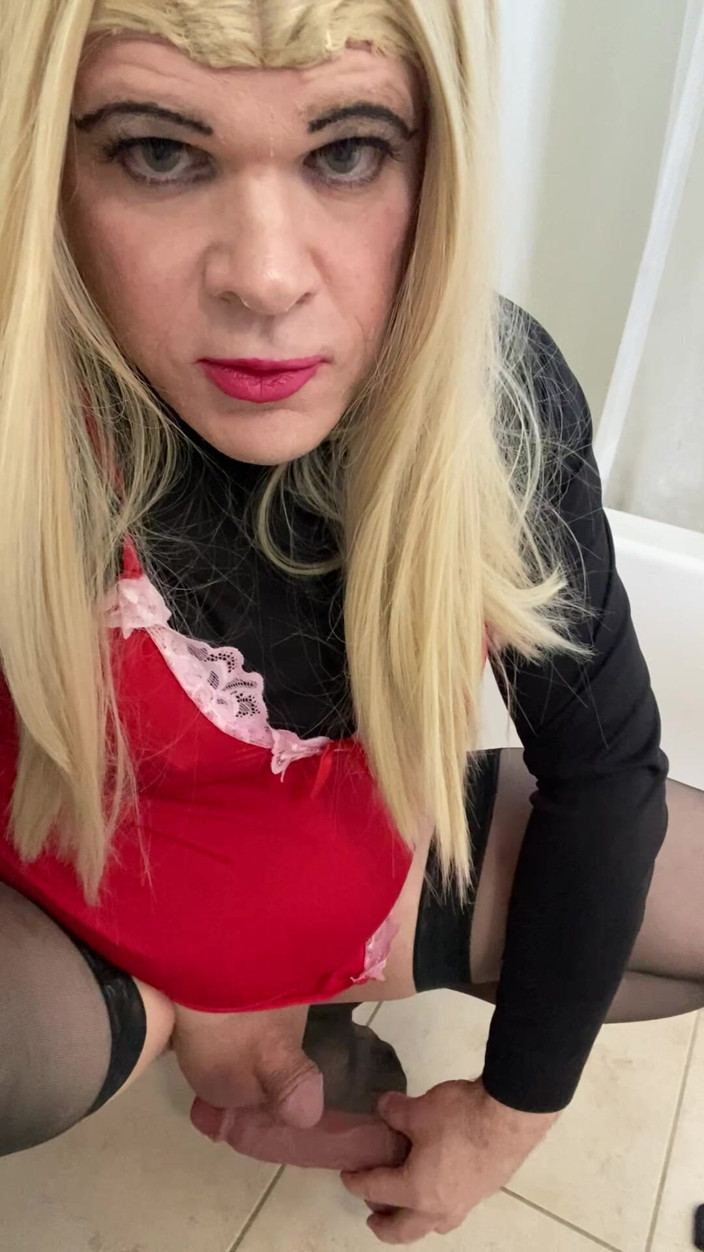 MadisonCD2025: Amatör kadın kılıklı travesti üvey babası için dildo fışkırtmaya çalışıyor ve meme...
