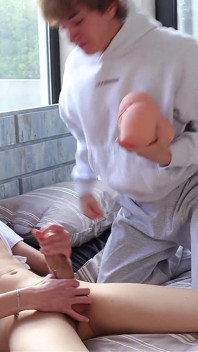 Dulce twink geme puternic îl aduce pe twink la un orgasm luminos