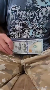 O pulă uriașă dă înapoi