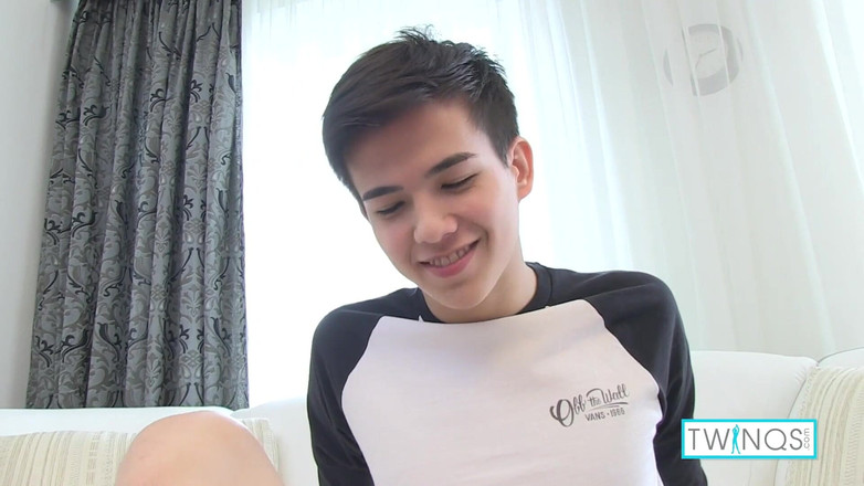 Twin Qs: 흰색 양말을 신은 핫한 트윈크 Xander가 작은 엉덩이를 과시해!